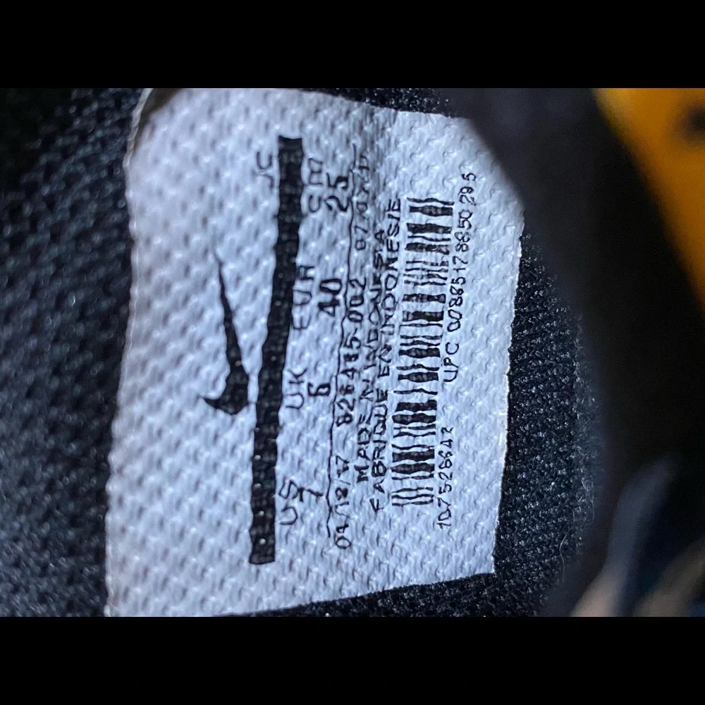 EUC Nike Bombax IC 826485 002 Indoor Soccer Black Yellow‎ Men's SIZE 7.